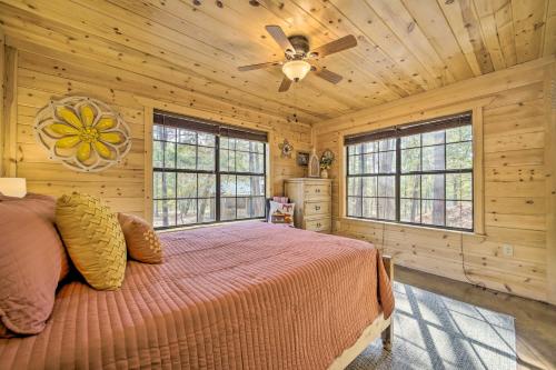 Ένα ή περισσότερα κρεβάτια σε δωμάτιο στο Cabin with Hot Tub and Games, 4 Mi to Beavers Bend!