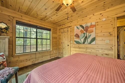 Ένα ή περισσότερα κρεβάτια σε δωμάτιο στο Cabin with Hot Tub and Games, 4 Mi to Beavers Bend!
