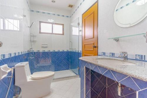 un bagno con un water, un lavandino e uno specchio di Resort 6-3BR Huge Pool, BBQ, 300m-Beach, 8 mins to Walking Street a Pattaya Sud