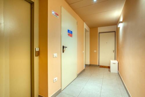 a hallway of an office building with a hallway at CaseOspitali - Casa Francesca, modernissimo trilocale per 6 in Pioltello