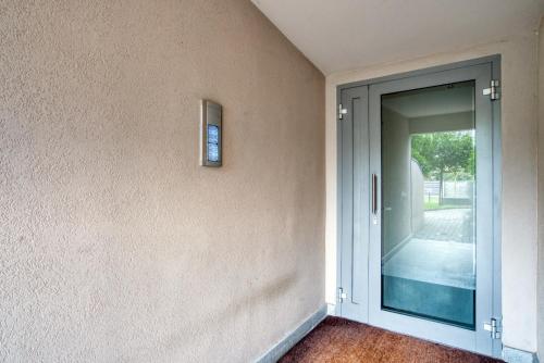 a room with a glass door with a window at CaseOspitali - Casa Francesca, modernissimo trilocale per 6 in Pioltello