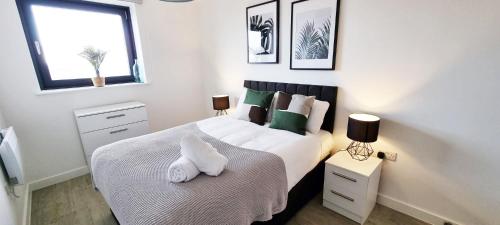 - une chambre avec un lit et un oreiller dans l'établissement 2 Bedroom Penthouse, à Manchester