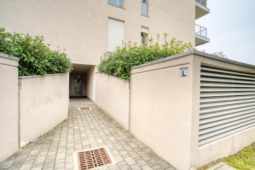 a building with plants on top of a fence at CaseOspitali - Casa Francesca, modernissimo trilocale per 6 in Pioltello