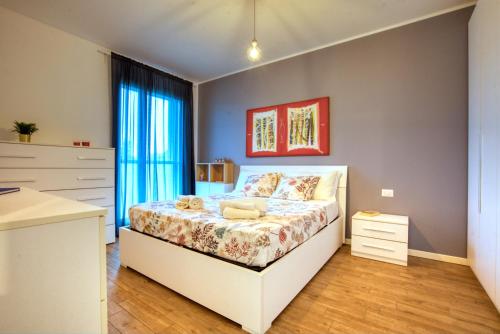 1 dormitorio con 1 cama y vestidor en CaseOspitali - Casa Francesca modernissimo trilo accessibile, en Pioltello