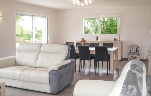 un salon avec un canapé blanc et une table dans l'établissement Holiday Home Louargat I, à Louargat
