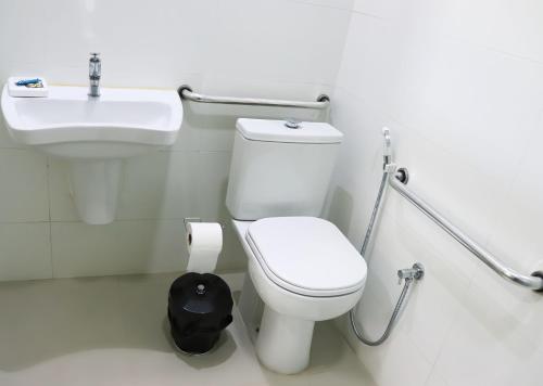 a bathroom with a toilet and a sink at VR2 Hotel in Lençóis Paulista