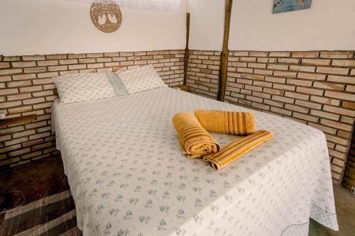 Giường trong phòng chung tại Chalé aconchegante, pertinho da cidade e conectada a natureza