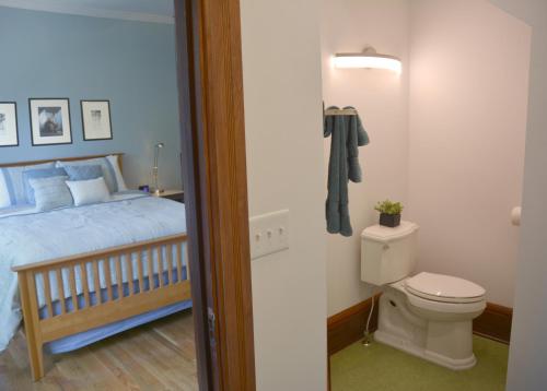 Una cama o camas en una habitación de Art and Lodging
