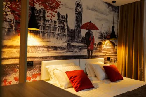 1 dormitorio con 1 cama con una pintura en la pared en Cozy Apartment in Pristina en Pristina
