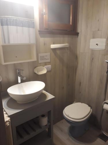 y baño con lavabo blanco y aseo. en pampa en San Carlos de Bariloche