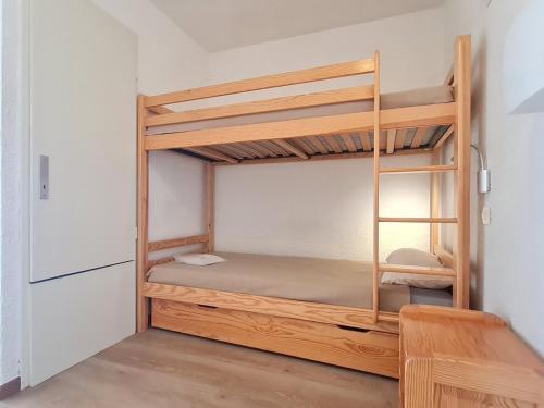 a small room with bunk beds in it at Studio Les Deux Alpes, 1 pièce, 4 personnes - FR-1-348-221 in Les Deux Alpes