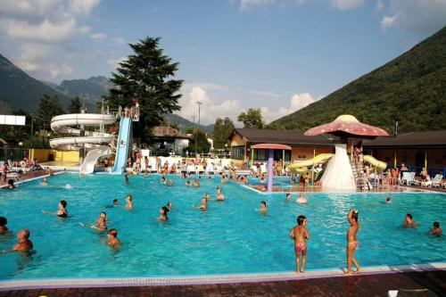 波爾萊扎的住宿－Bella Vita 43 - Porlezza，一群人在游泳池里