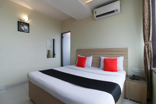 Postel nebo postele na pokoji v ubytování Hotel Gaurav Residency
