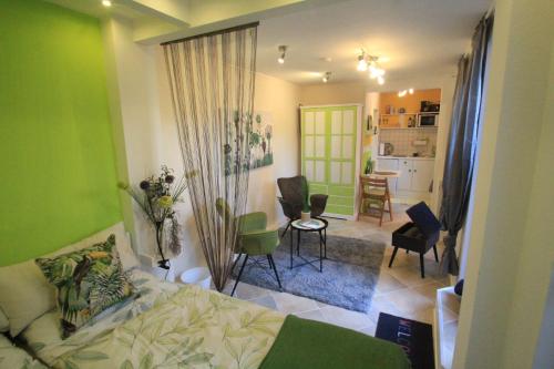 um quarto com uma cama, uma sala de estar e uma cozinha em Maison No.9 em Rosbach vor der Höhe