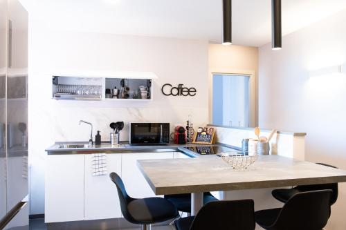 una cucina con tavolo e sedie di Clover - 13 Piazza Pio XI a Roma