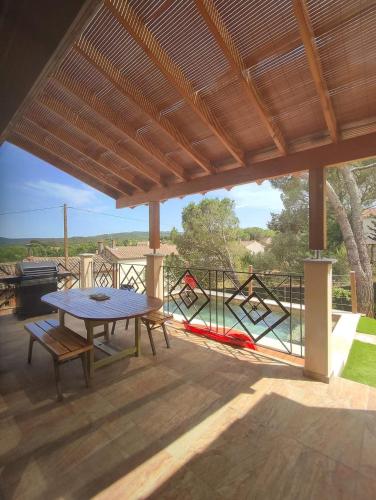 d'une terrasse avec une table de pique-nique et un grill. dans l'établissement VILLA ENTIERE BELLEVUE - Balnéo - Piscine - Clim, à Montséret
