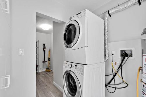 a laundry room with a washer and dryer at Spacious Modern Home 5BR Heated Pool, 9mn to Beach in Miami