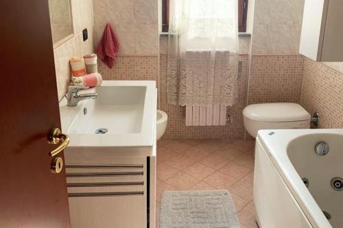 a bathroom with a sink and a toilet and a tub at B&B Universo in Codogno