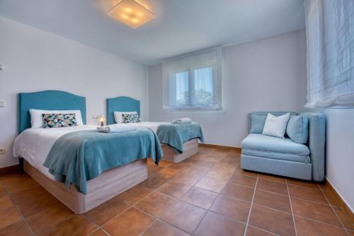 Posteľ alebo postele v izbe v ubytovaní La casa de los illos, casa completa con piscina en Sanxenxo