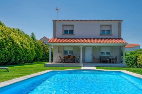 Bazén v ubytovaní La casa de los illos, casa completa con piscina en Sanxenxo alebo v jeho blízkosti