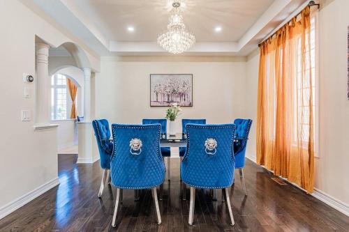 Luxury 5-Bedroom House with Parking (3500 SQFT)