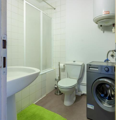 une salle de bain avec toilettes et lavabo et une machine à laver dans l'établissement Studio calme, proche centre, Wifi., à Belfort