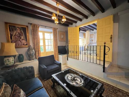 sala de estar con sofá y mesa en La Ventana en Ibiza