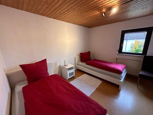 1 dormitorio con cama, sofá y ventana en Zimmervermietung Hirschmann Nürnberg/Messe en Núremberg