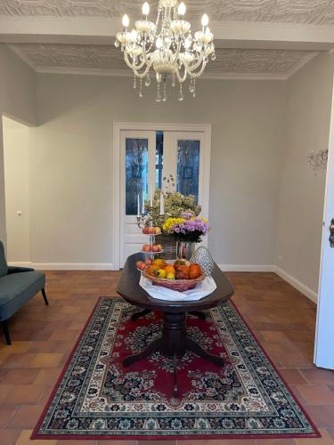 una sala de estar con una mesa con un bol de fruta en Gutshauszimmer Premium, en Neu Gaarz