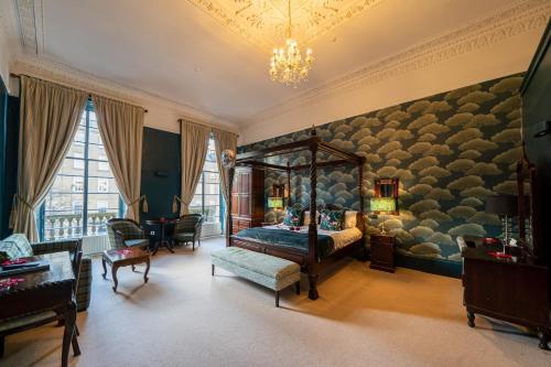 ein Schlafzimmer mit einem Himmelbett und einer großen Wand in der Unterkunft No11 Boutique Hotel & Brasserie in Edinburgh
