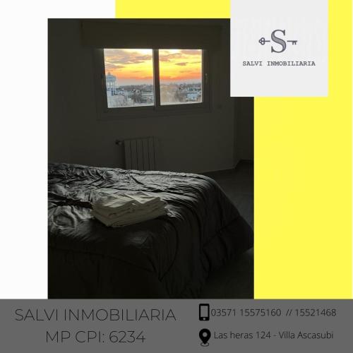 1 dormitorio con cama y ventana con puesta de sol en SALVI 4 - Rio Tercero en Río Tercero