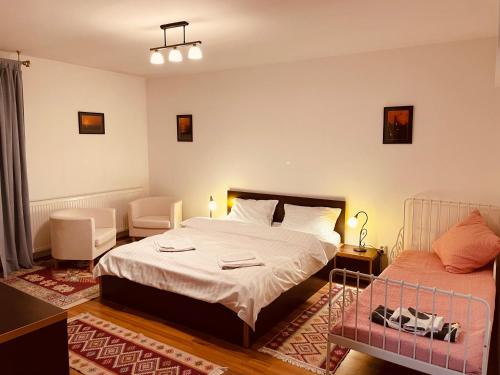 um quarto com uma cama e um sofá em Cheerful 4-bedroom & kids friendly home em Predeal