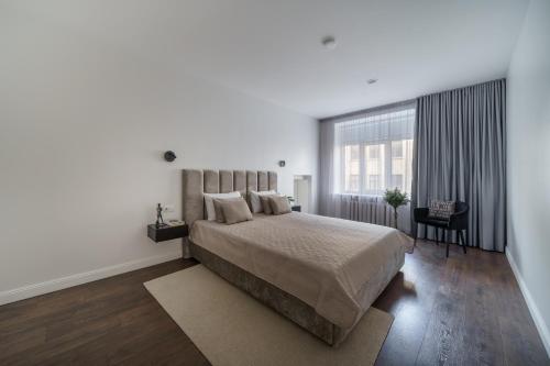 希奥利艾Nica Apartment的一间卧室，配有一张大床和一扇大窗户。