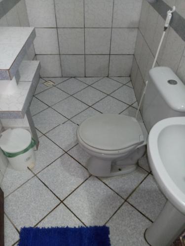 uma casa de banho com um WC e um lavatório em Residência Pancho Villa em Canoa Quebrada
