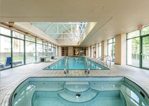 Πισίνα στο ή κοντά στο Sunset Beach Walk 2BD+2BA+1PRK Yaletown