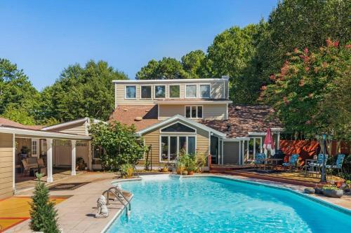 ein Haus mit einem Pool und einem Haus in der Unterkunft Beautiful 5bd Home with Pool Near LakePoint Sports in Cartersville