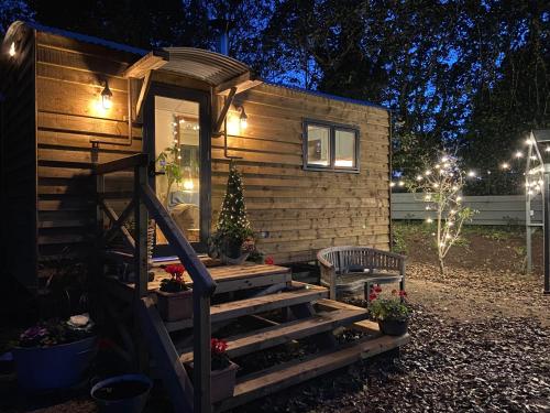 Gallery image of Cosy Double Shepherds Hut In Beautiful Wicklow With Underfloor Heating Throughout in Rathnew