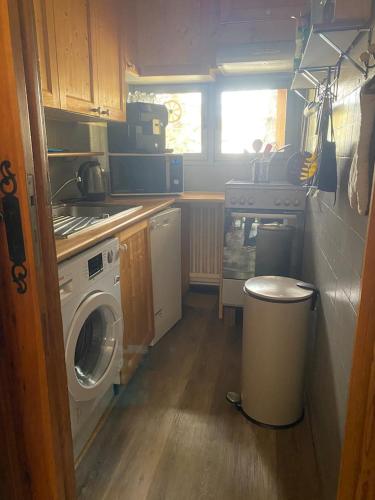 une cuisine avec un lave-linge et un lave-linge dans l'établissement CHALET L'Eyssinette Appartement 6 à 7 couchages, à Vars