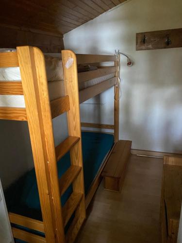 quelques lits superposés dans une chambre dans l'établissement CHALET L'Eyssinette Appartement 6 à 7 couchages, à Vars