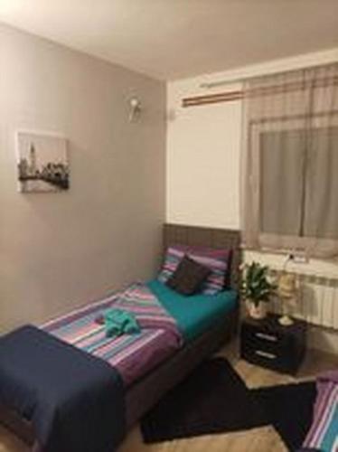 - une petite chambre avec un lit dans l'établissement Studio apartman"Mirjana", Podhum 368, à Podhum