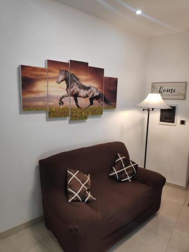 Area soggiorno di Cheerful 3 bedroom town house with garage free parking inside or outside with back yard and roof