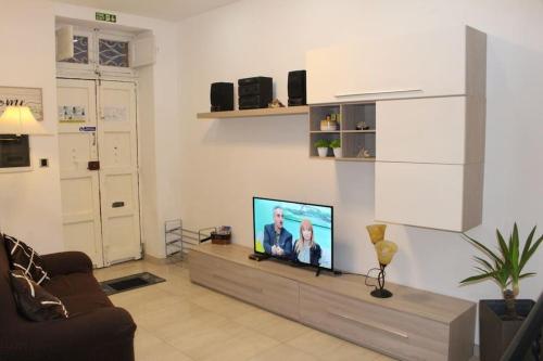 TV o dispositivi per l'intrattenimento presso Cheerful 3 bedroom town house with garage free parking inside or outside with back yard and roof