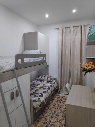 Camera piccola con 2 letti a castello e scrivania. di Cheerful 3 bedroom town house with garage free parking inside or outside with back yard and roof a Sliema