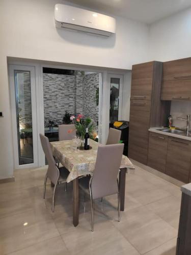 Foto dalla galleria di Cheerful 3 bedroom town house with garage free parking inside or outside with back yard and roof a Sliema
