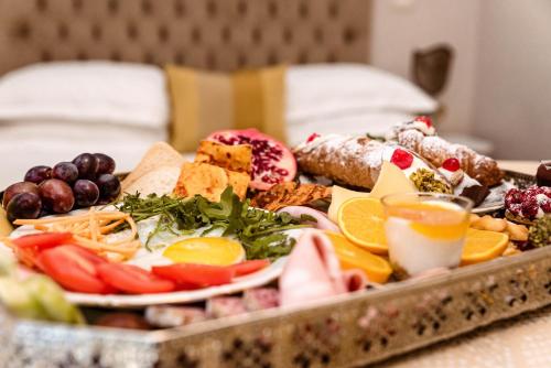 ein Tablett mit Essen auf einem Tisch in der Unterkunft B&B Palazzo Cerami in Catania