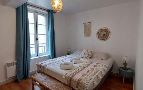 une chambre avec un grand lit et une fenêtre dans l'établissement 