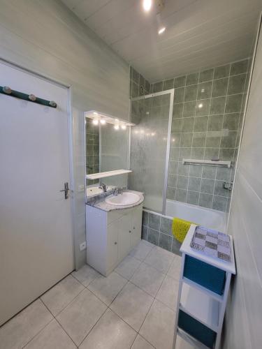 bagno con lavandino, doccia e sgabello di Studiomer Résidence pleine mer a Saint-Pierre-en-Port