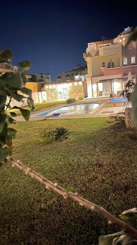 a view of a yard at night with a building at Villa Sky in Hurghada