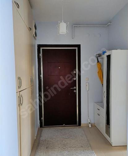 um quarto com uma porta castanha numa cozinha em Istanbul em Basaksehir