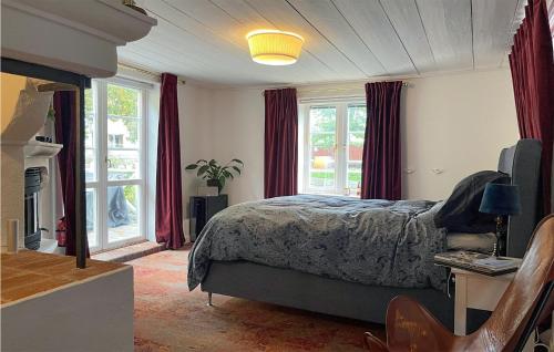 sypialnia z łóżkiem i oknami w obiekcie Nice Home In Norrtlje With Wifi w mieście Norrtälje